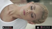 Sex mit zwei Müttern mit perfekt aussehenden Brüsten und Spaß